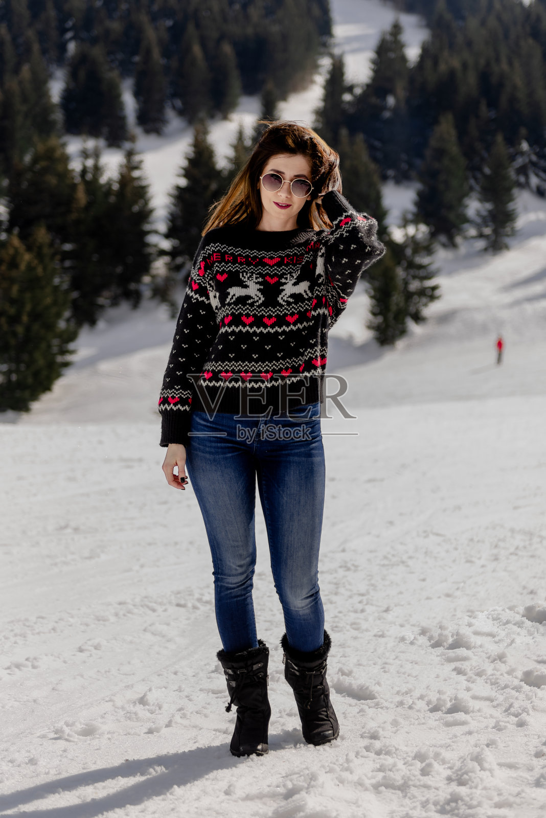 在雪堆照片中伸出双臂的女人照片摄影图片