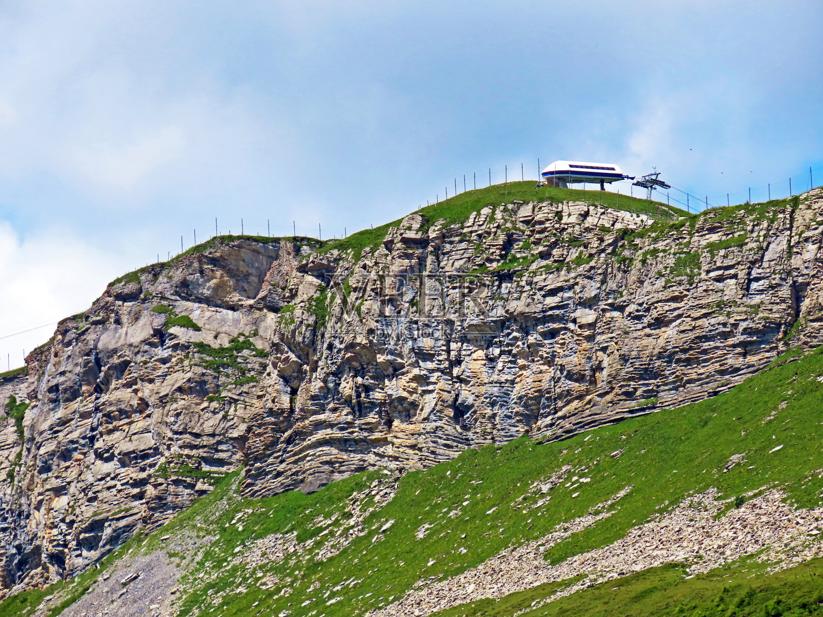 瑞士奥布瓦尔登州梅尔赫塔尔(坎顿奥布瓦尔德，瑞士)的乌里阿尔卑斯山脉，位于梅尔赫瑟湖和Tannensee湖下方的阿尔卑斯峰Bonnistock。照片摄影图片