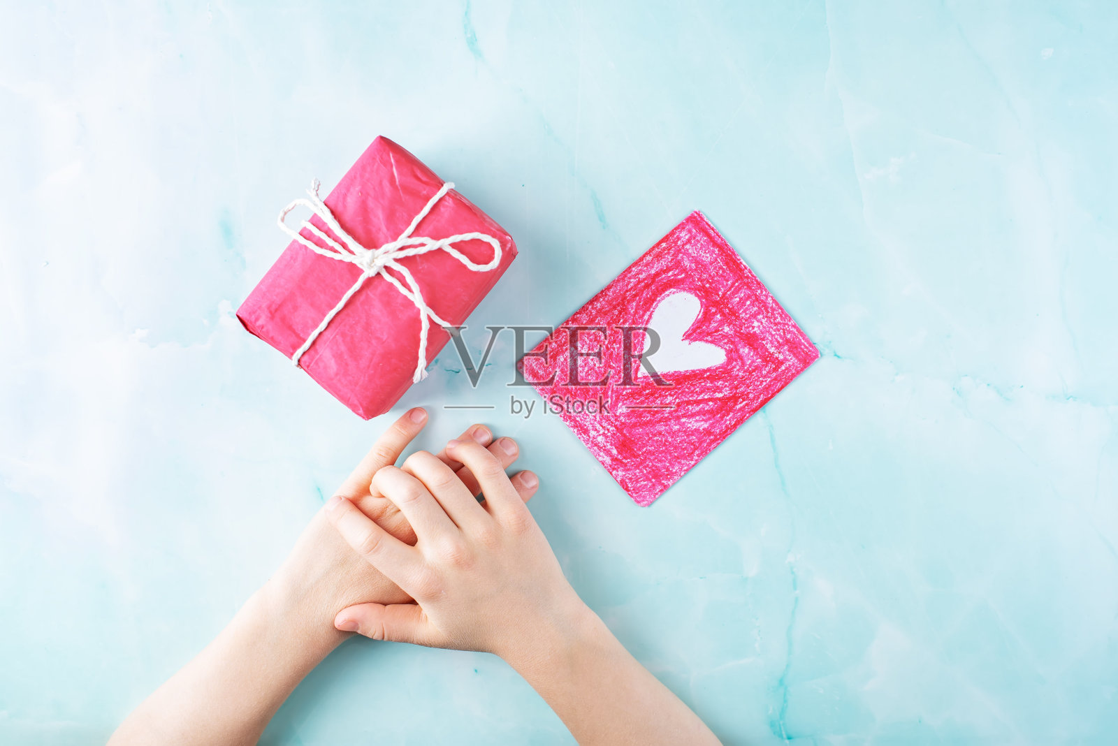 情人节的背景是粉红色的礼物和心形贺卡照片摄影图片