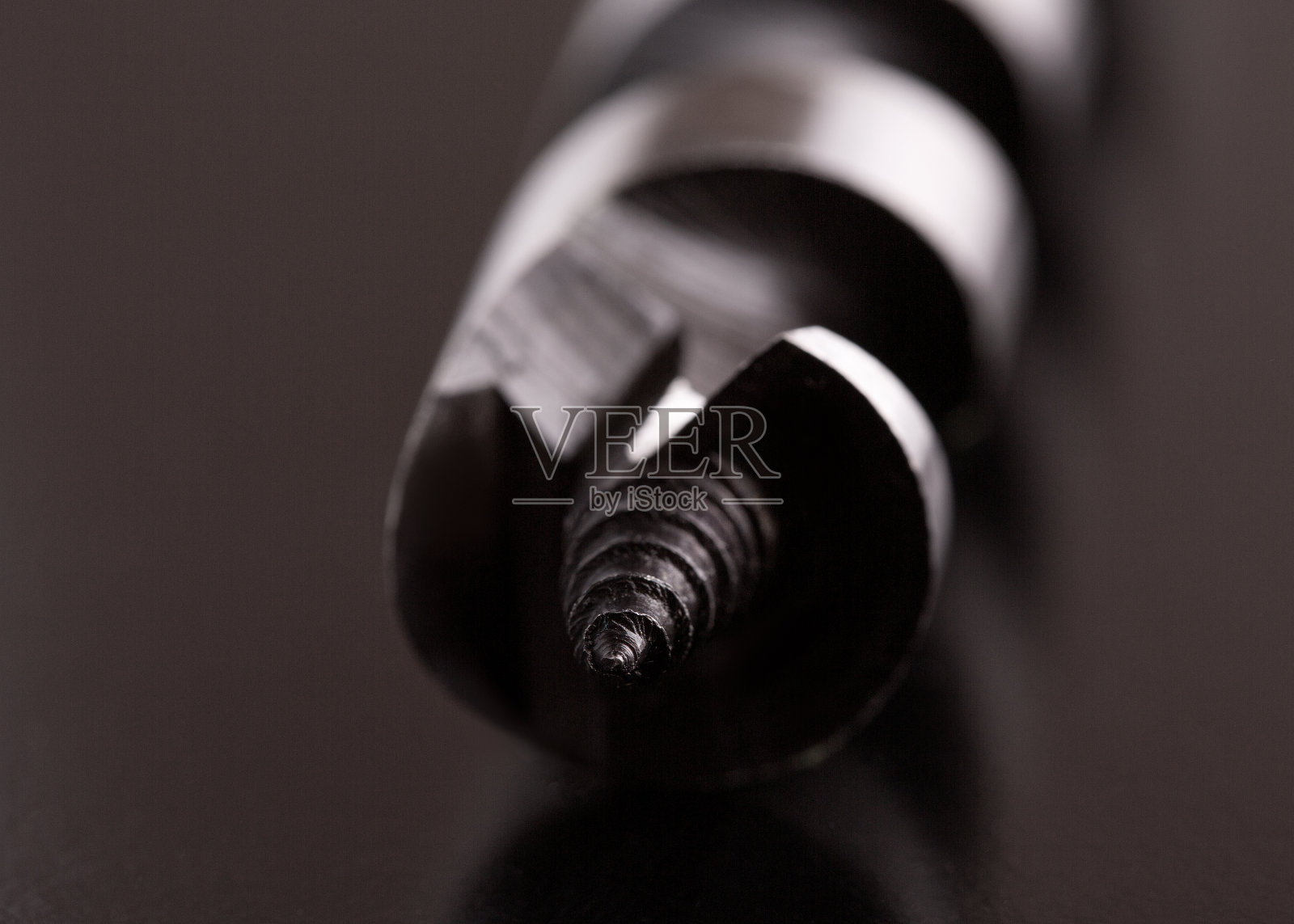 在黑暗的背景上练习。照片摄影图片