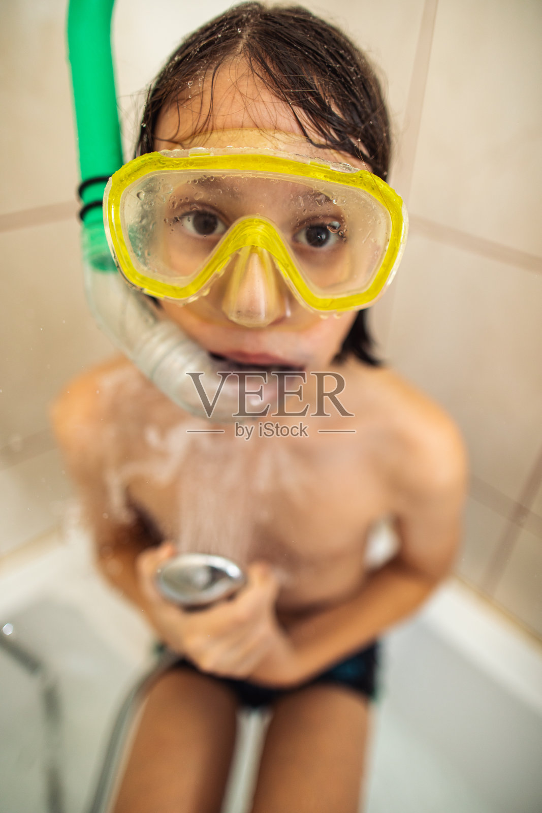 男孩在淋浴下玩耍照片摄影图片