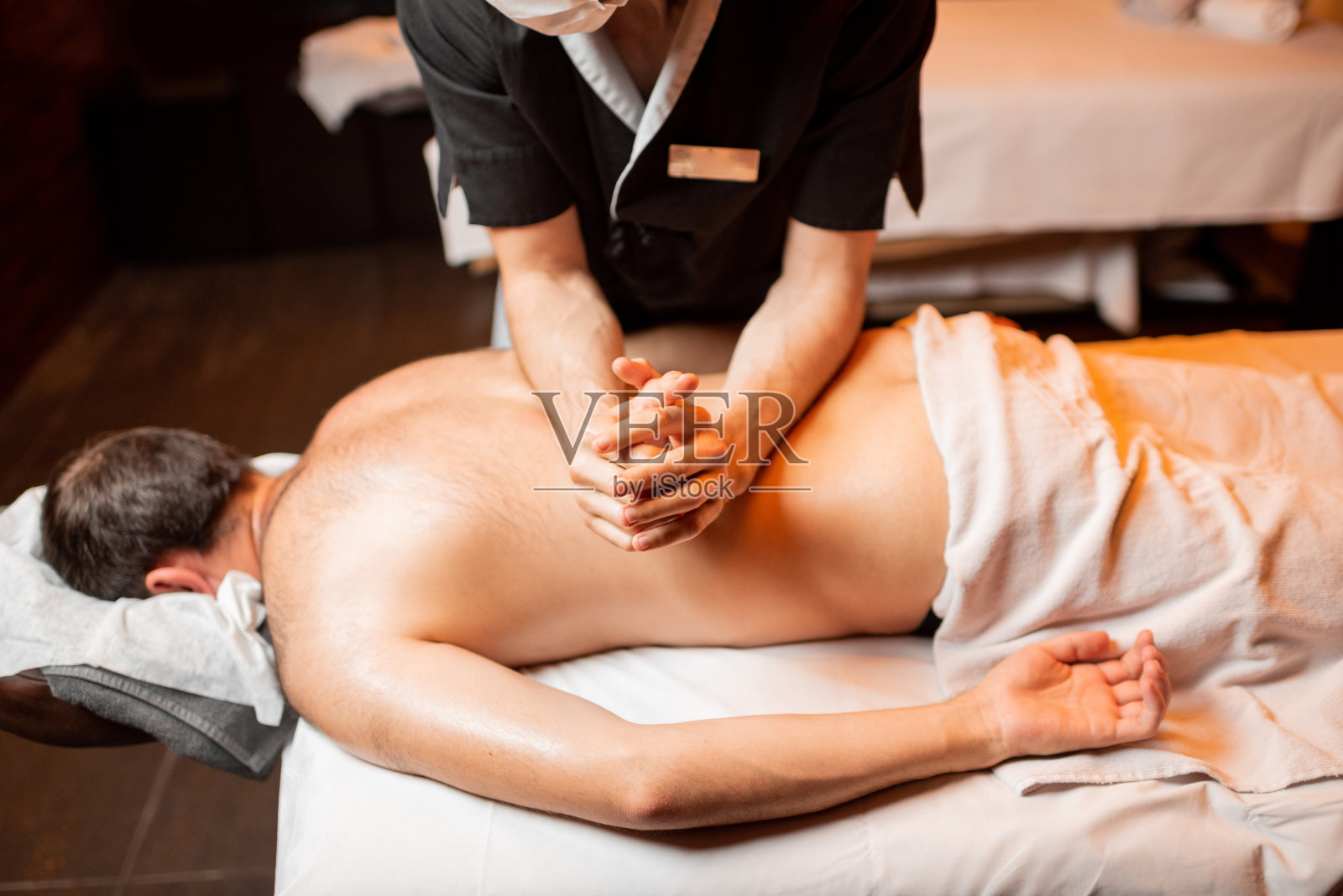 男人正在接受深层按摩照片摄影图片