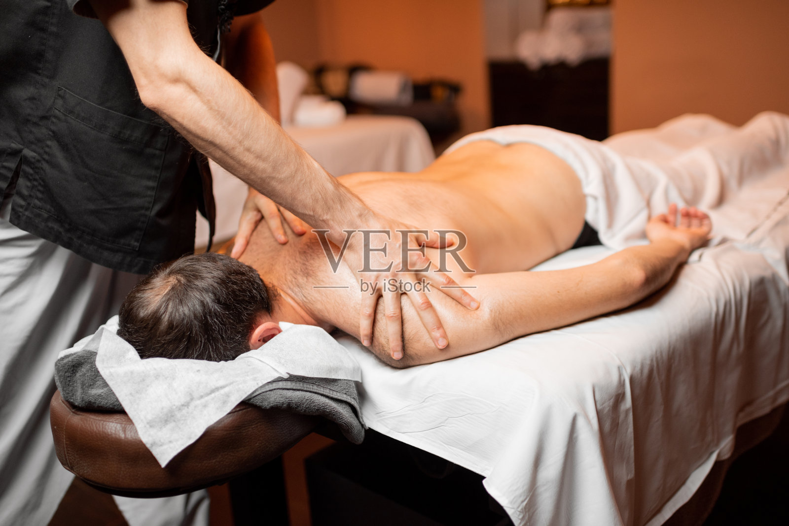男人正在接受深层按摩照片摄影图片