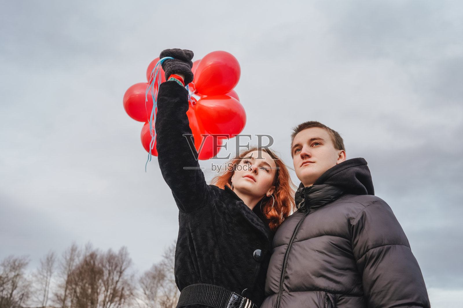 户外的红气球是情侣的最爱照片摄影图片