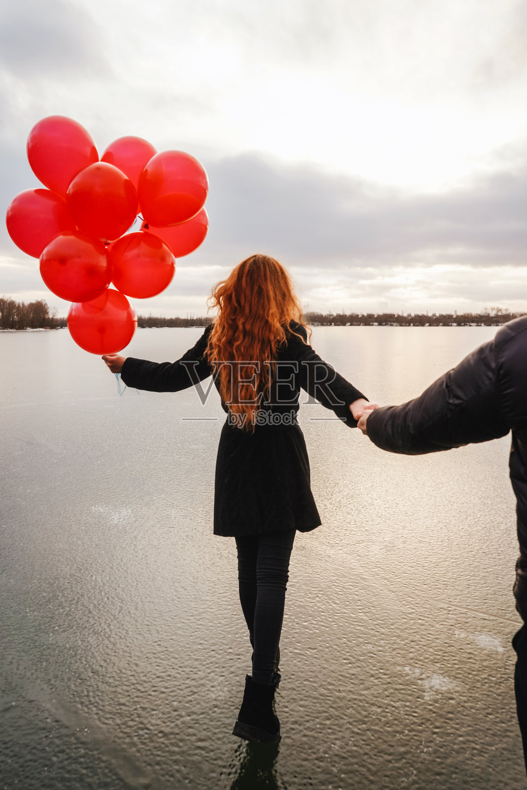 户外的红气球是情侣的最爱照片摄影图片