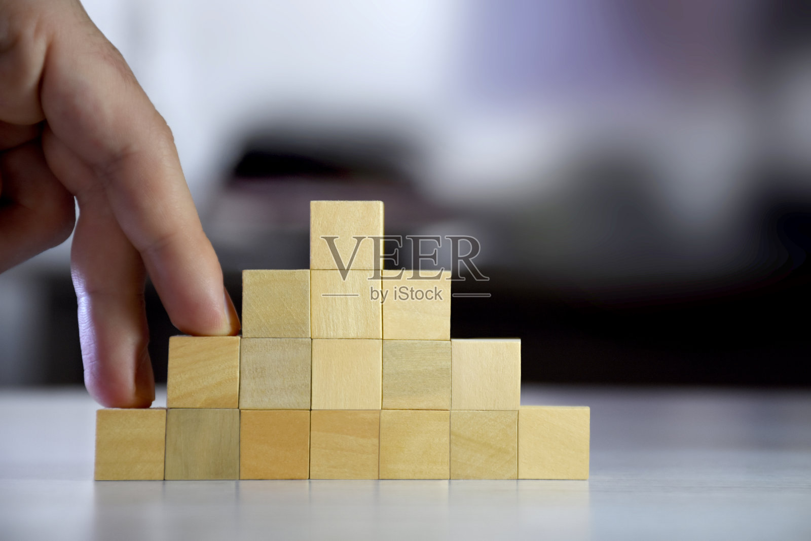 商人的手指在攀登成功的阶梯照片摄影图片