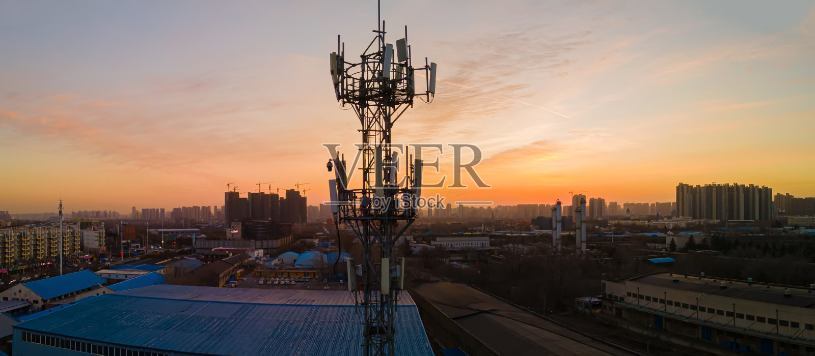5G通信铁塔鸟瞰图照片摄影图片