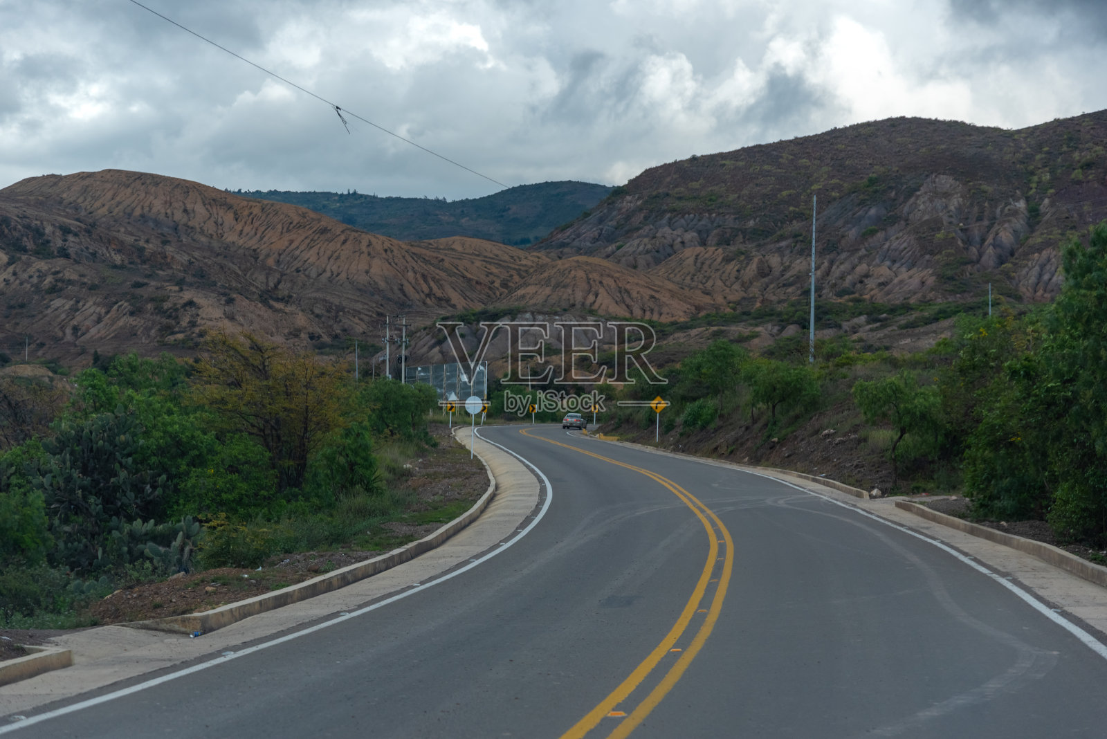 位于比亚德莱瓦镇附近波亚卡沙漠地区的高速公路上。哥伦比亚。照片摄影图片