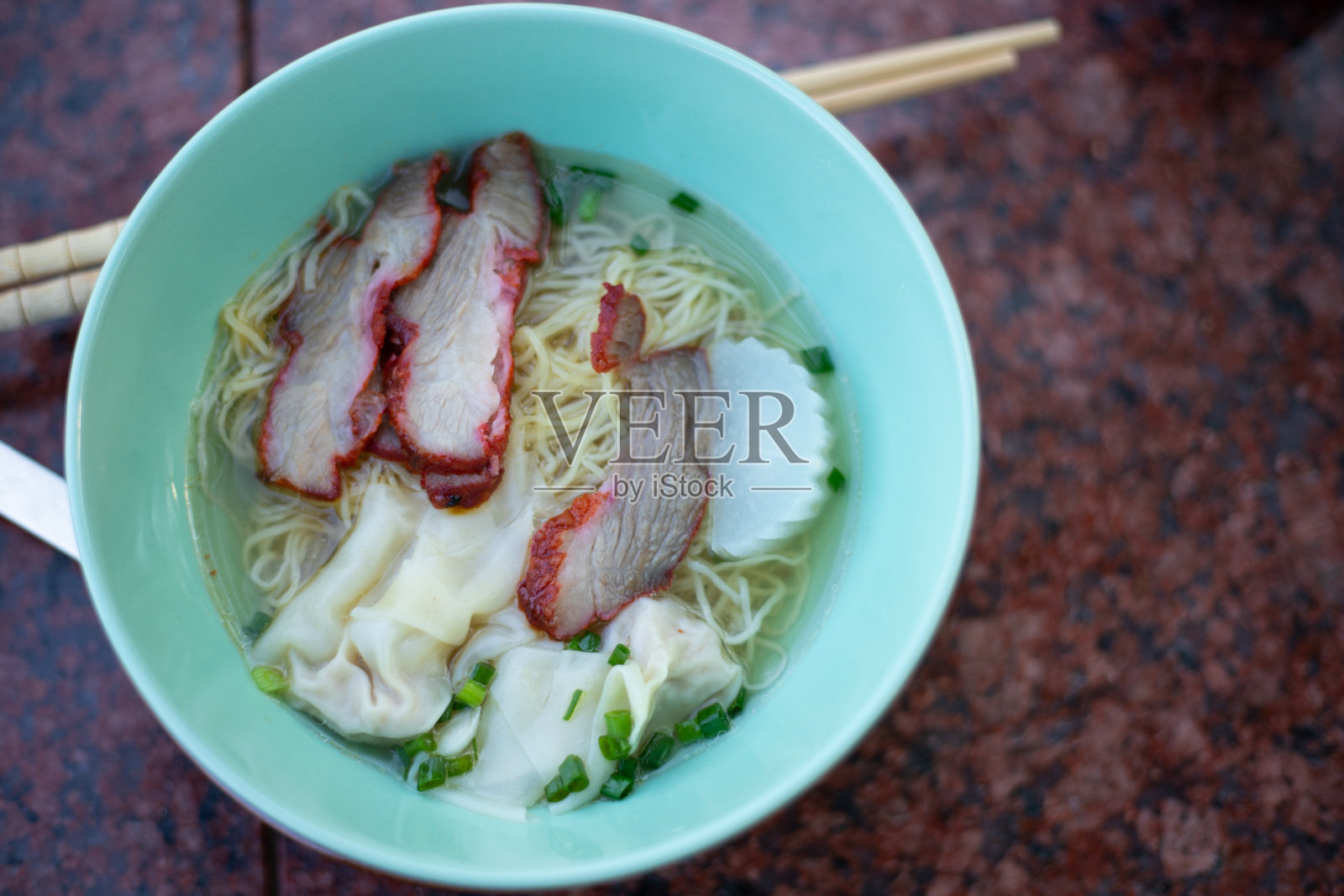 烤猪肉馄饨和鸡蛋面汤照片摄影图片