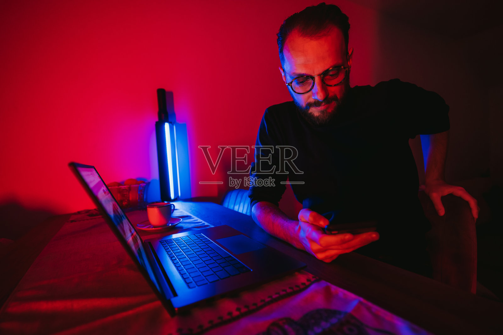 工作到很晚照片摄影图片