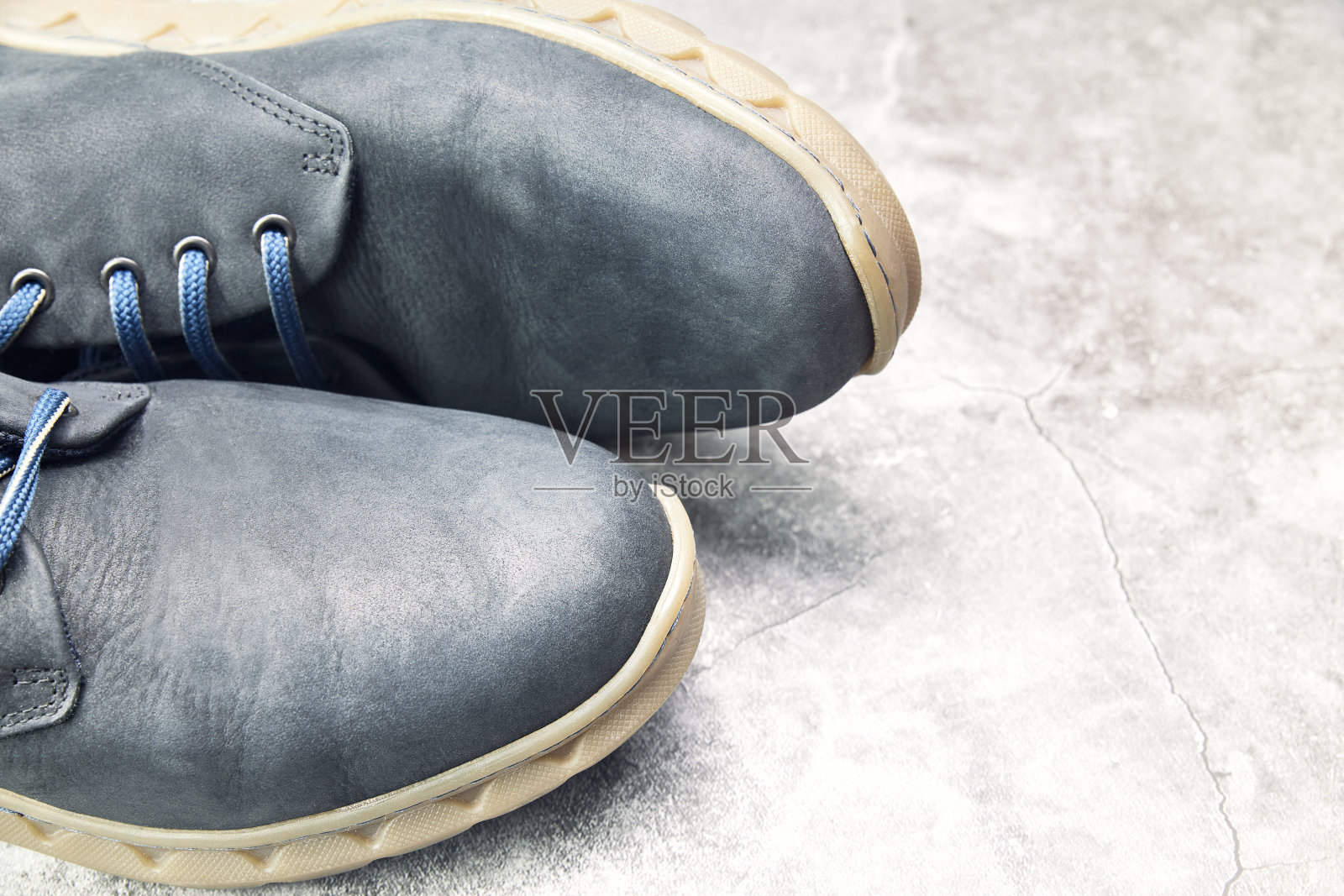 一双蓝色的男式鞋。销售的概念照片摄影图片