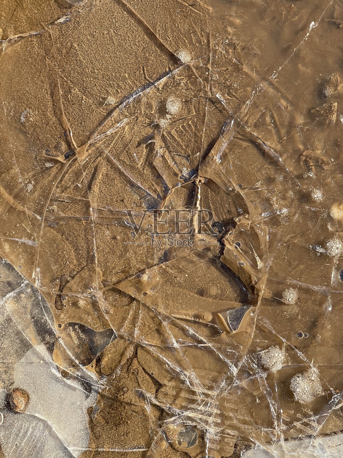 水坑里的冰冻水照片摄影图片