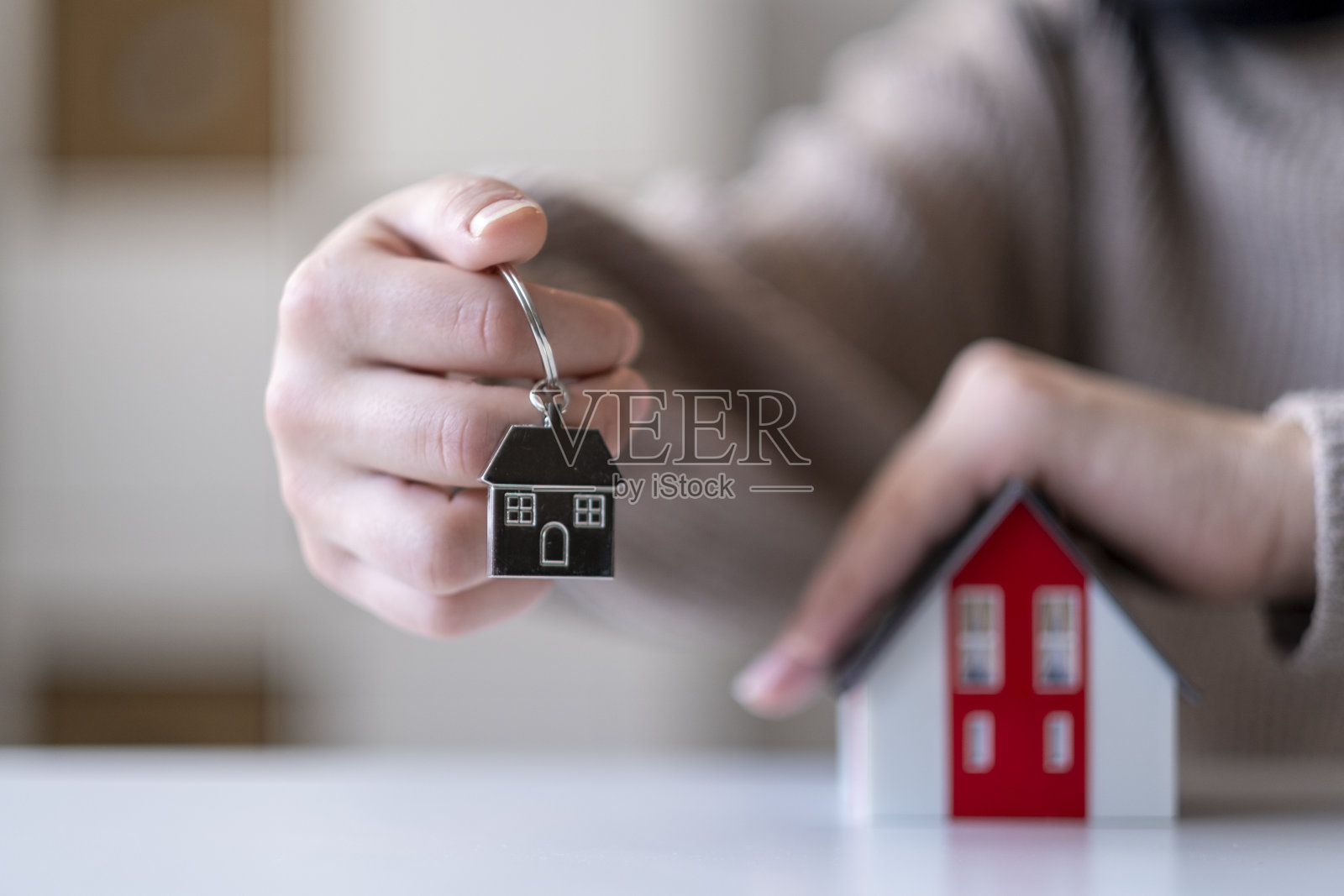 房地产经纪人给房子钥匙照片摄影图片