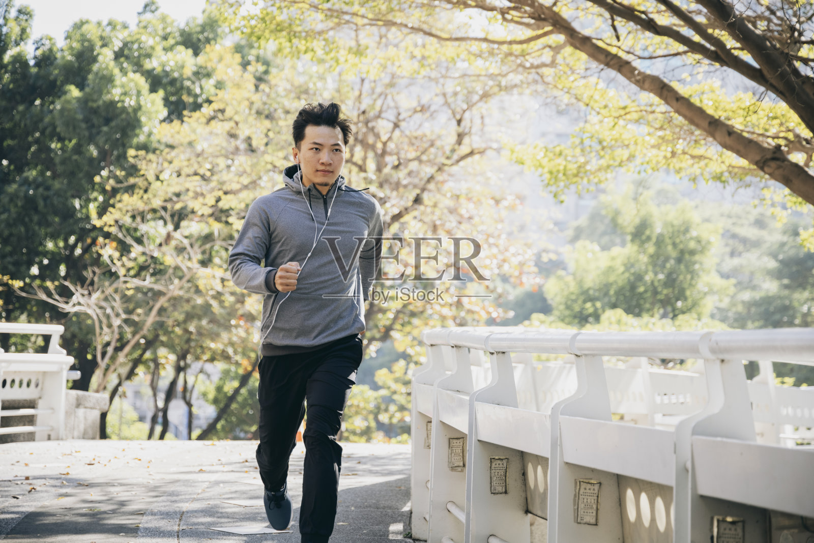 在公园里慢跑的人照片摄影图片