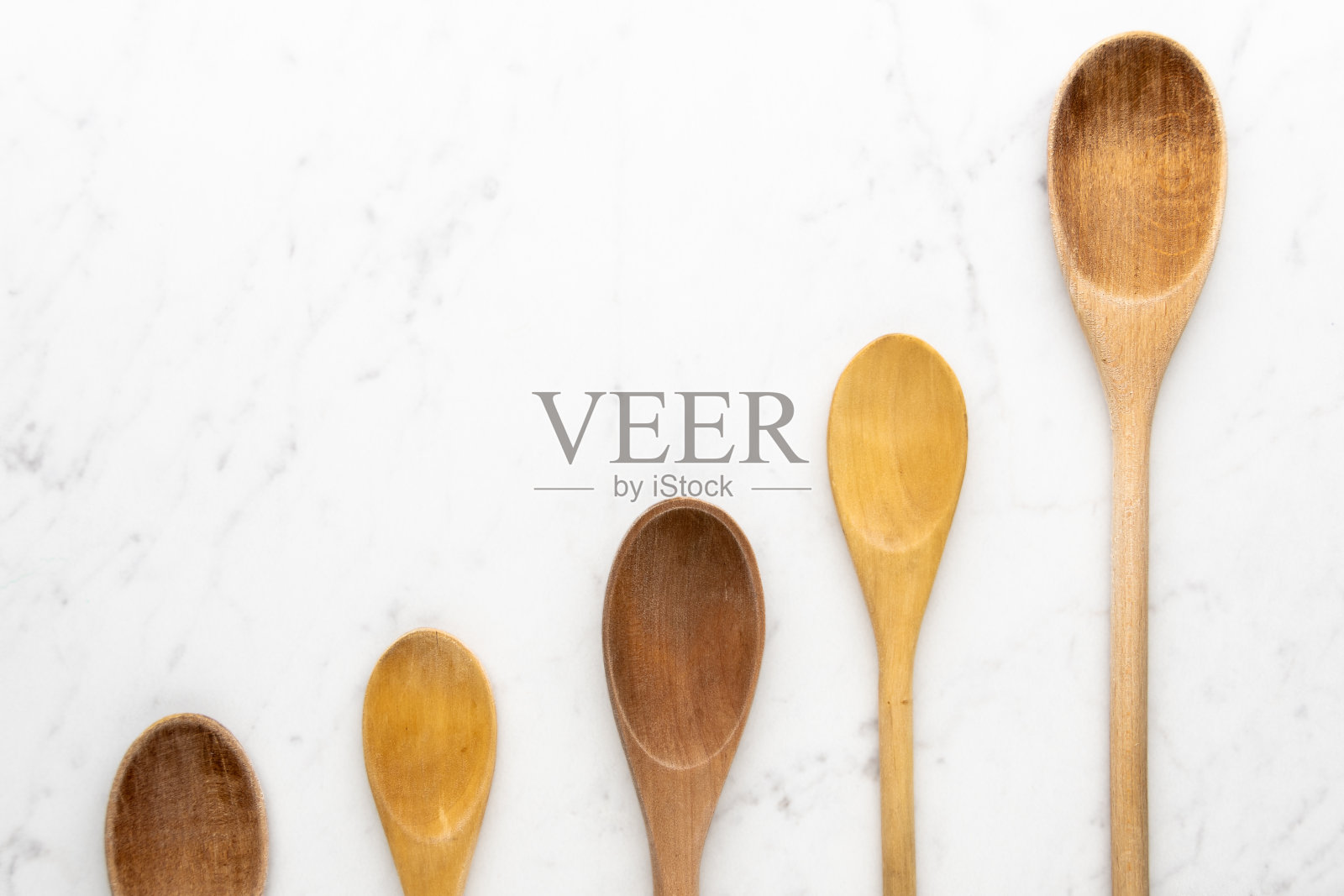 一套木制烹饪勺子在厨房柜台与复制空间照片摄影图片