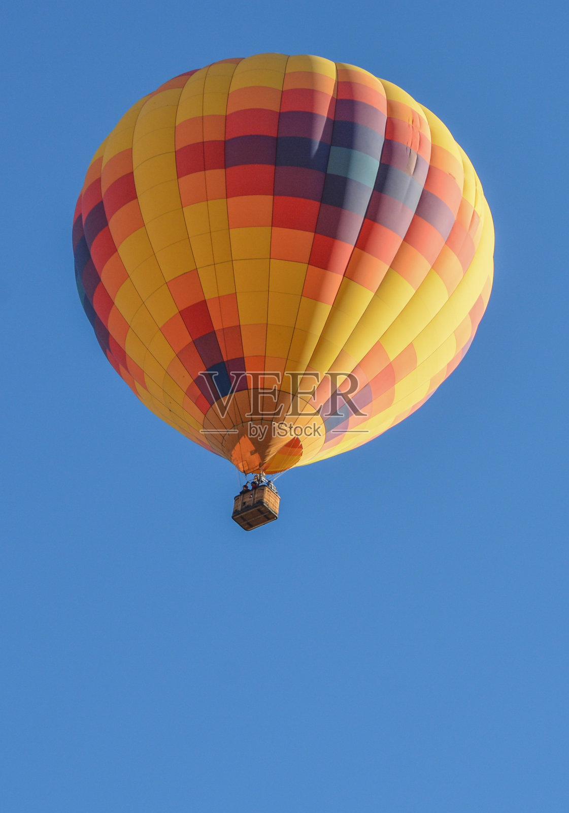 乘坐色彩鲜艳的热气球在阳光明媚的亚利桑那州上空和平飞行。亚利桑那州马里科帕县照片摄影图片