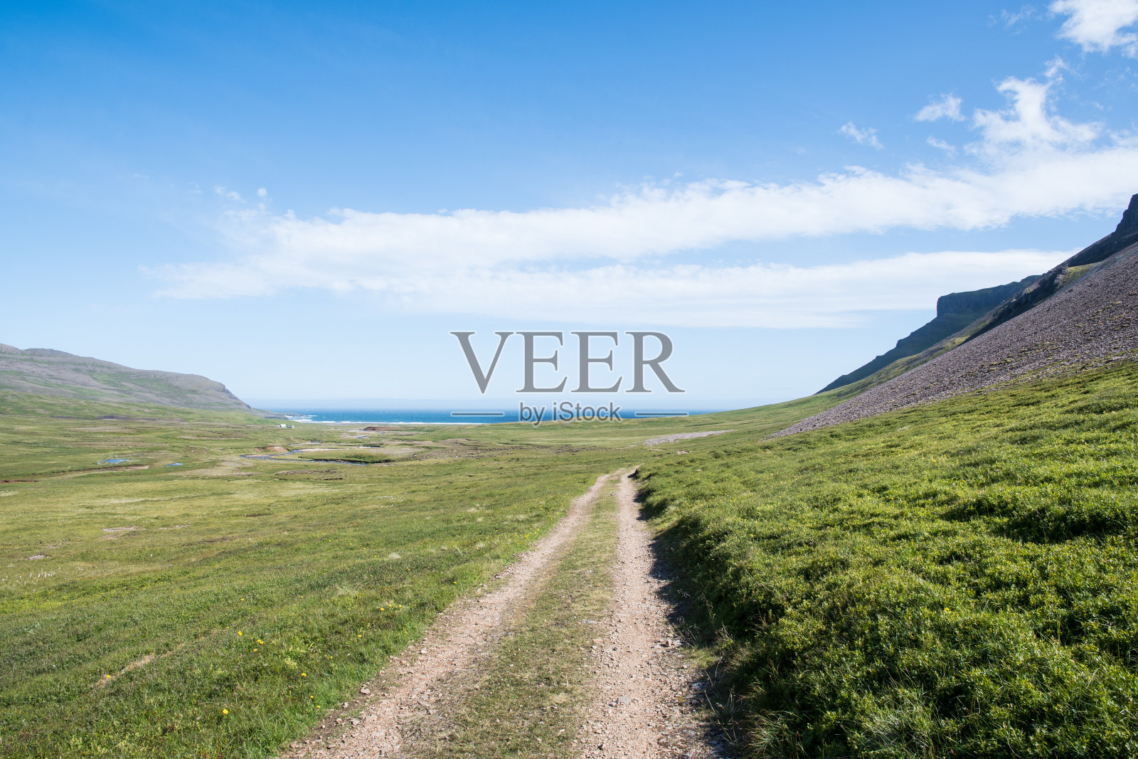 通往冰岛布雷达维克湾的道路照片摄影图片