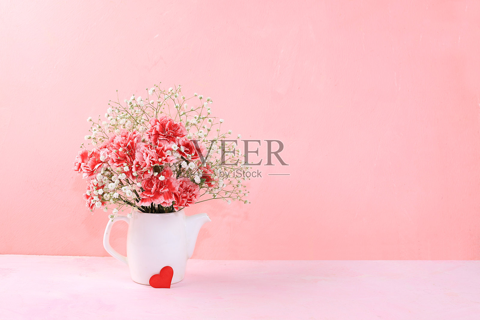 花瓶里的康乃馨，抽象的春季花卉背景，静物画。创意现代花束，简约的节日概念。妇女节或母亲节明信片，生日快乐，婚礼，横幅照片摄影图片