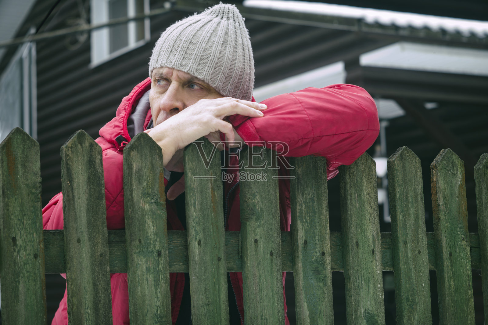 一脸怀疑的男人照片摄影图片