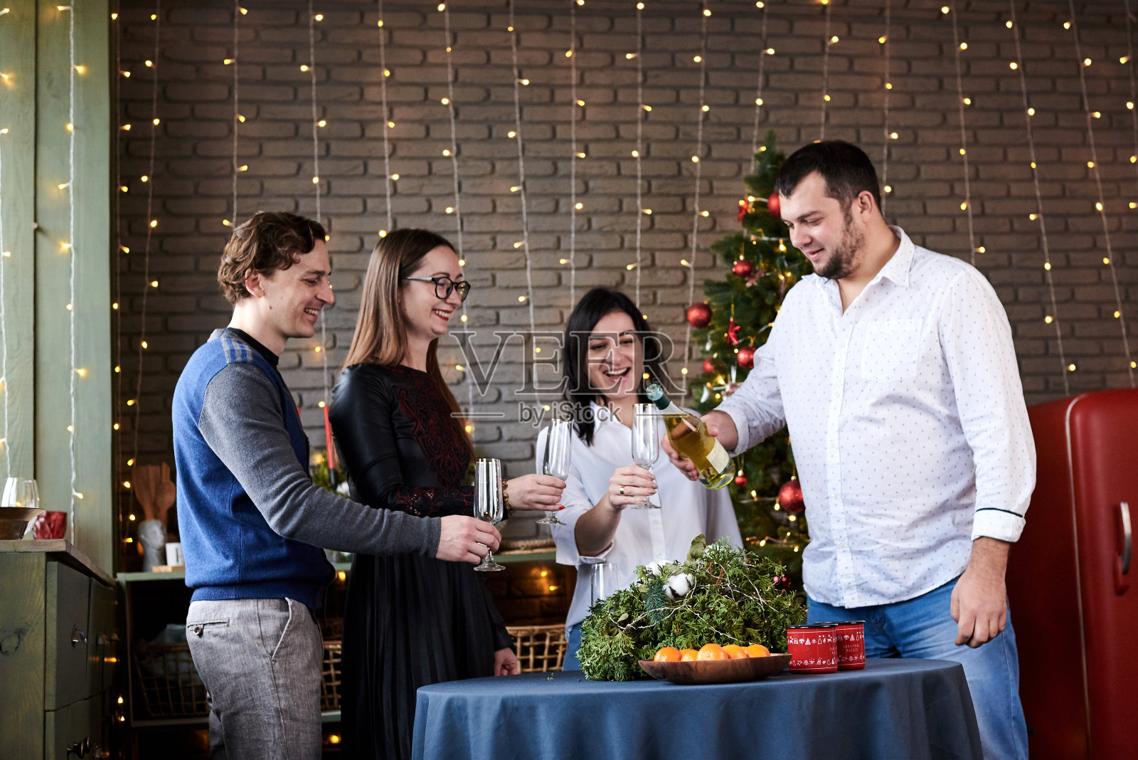 与家人一起庆祝圣诞节照片摄影图片