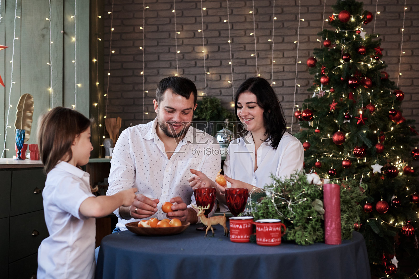 与家人一起庆祝圣诞节照片摄影图片