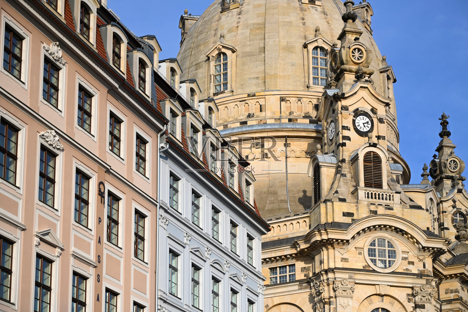 德累斯顿圣母教堂和建筑立面在萨克森，德国东部，欧洲照片摄影图片
