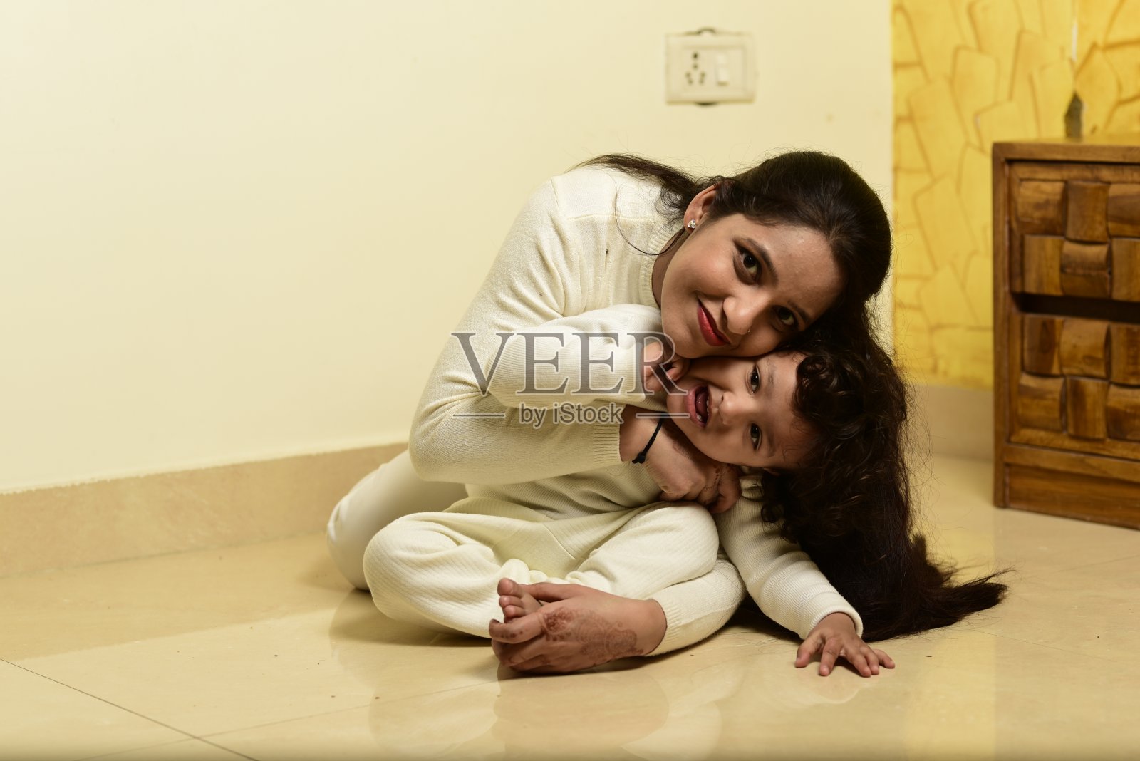 有孩子的幸福家庭照片摄影图片