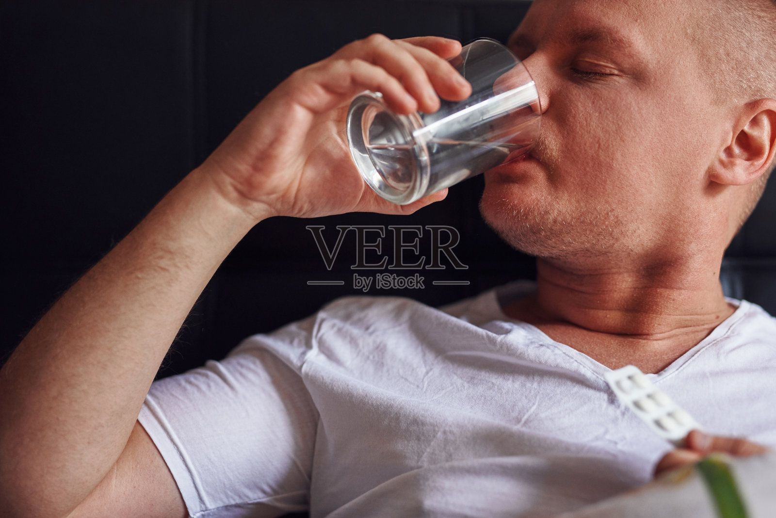 医生在家看医生。对病人的检查。处方治疗和处方药物。出诊照片摄影图片