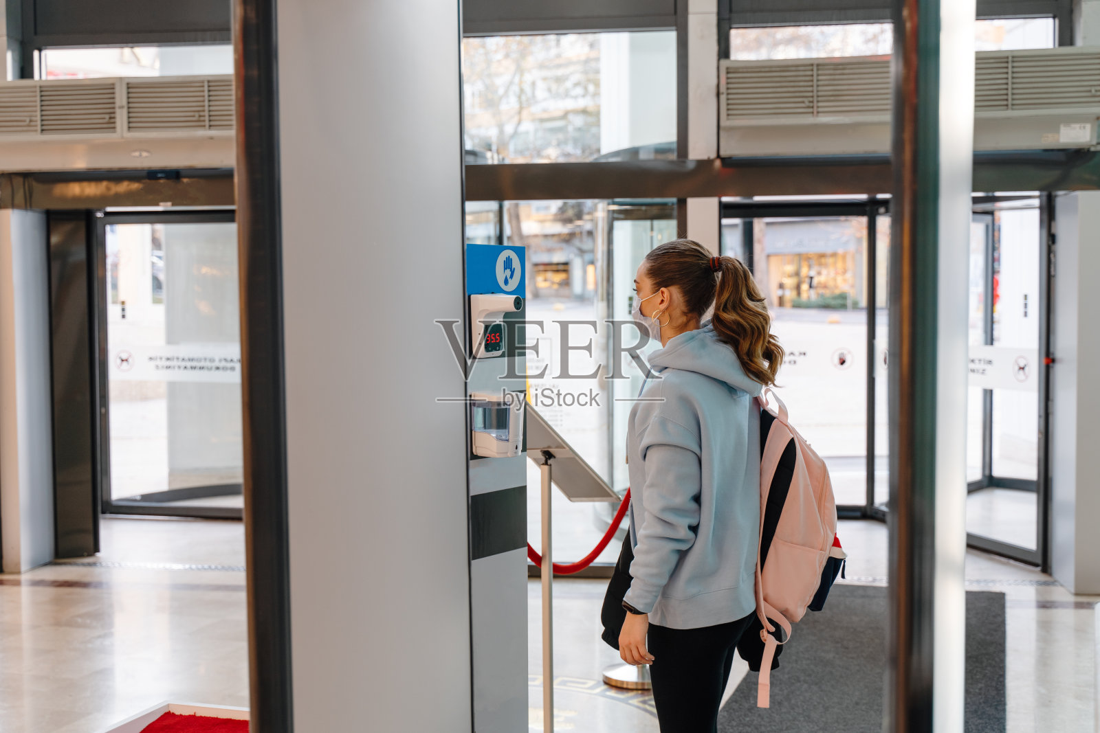 医务人员正在给这位女士量体温。在进入新冠肺炎疫区之前照片摄影图片