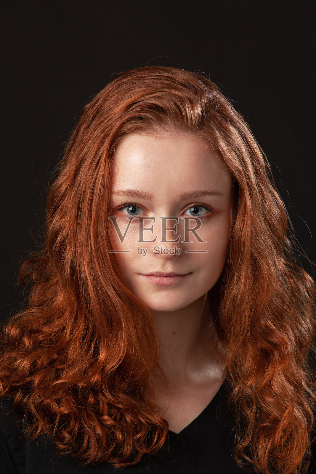 一名18岁红发女子的画室肖像照片摄影图片