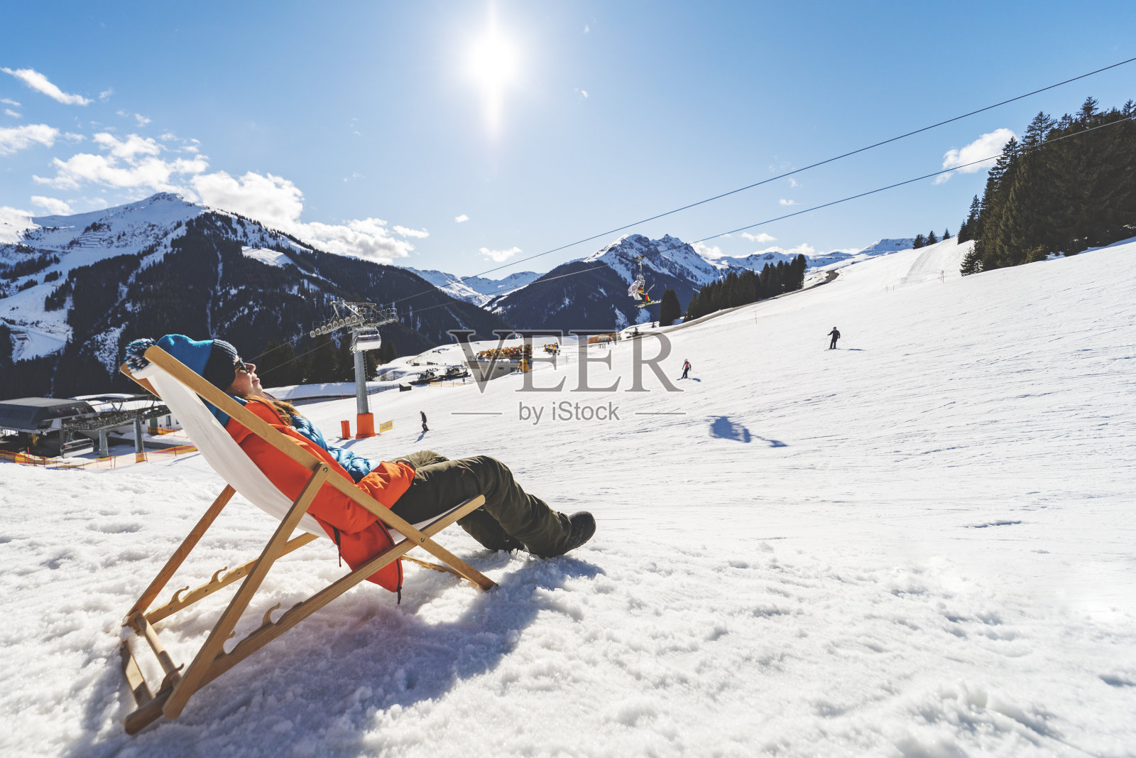 在山上滑雪度假照片摄影图片