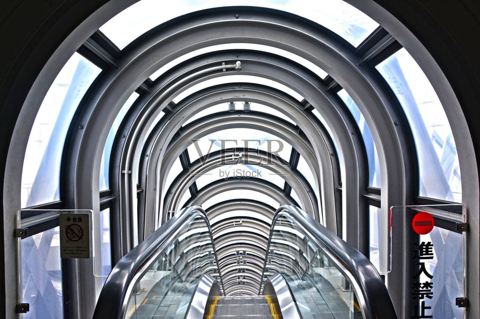 大阪梅田摩天大楼的玻璃电梯照片摄影图片