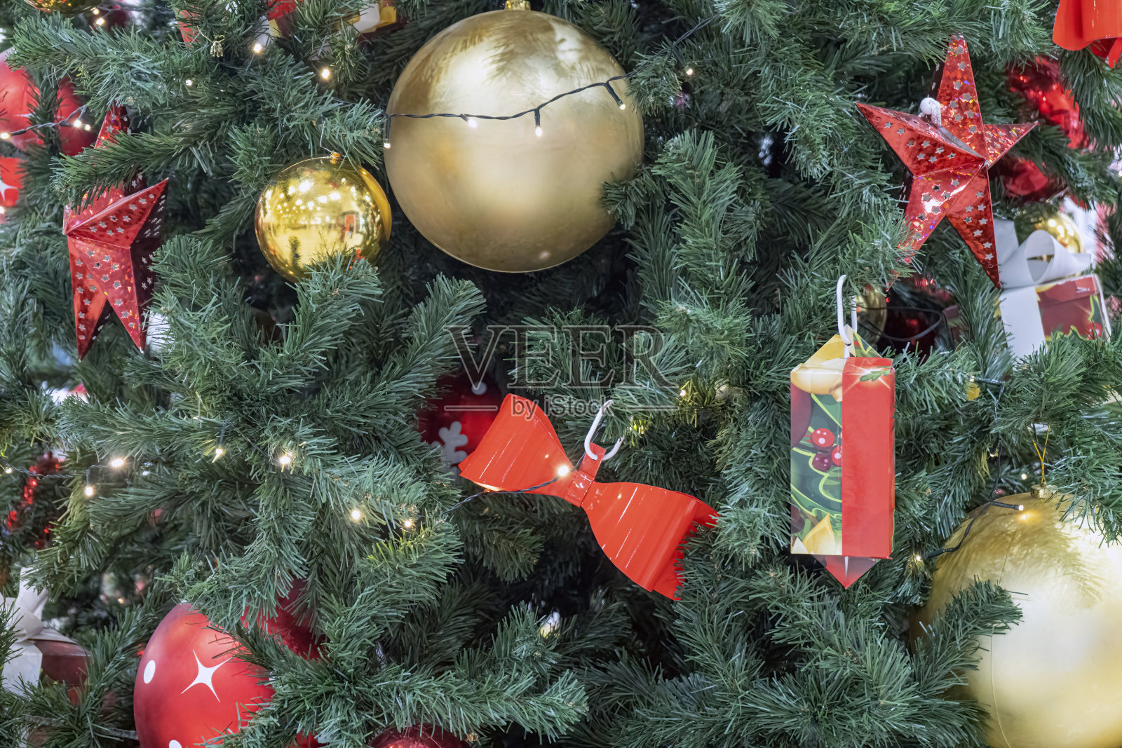 冷杉树枝上装饰着圣诞玩具近了照片摄影图片