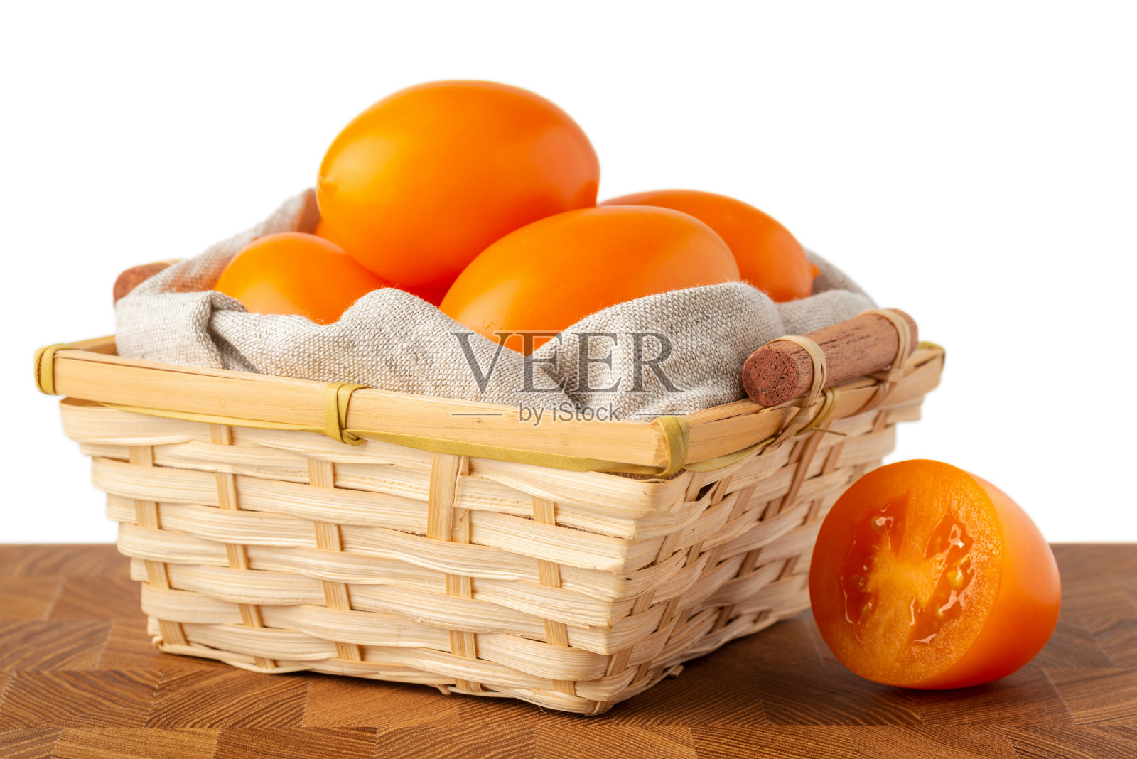 篮子里的黄色西红柿孤立在白色背景上照片摄影图片