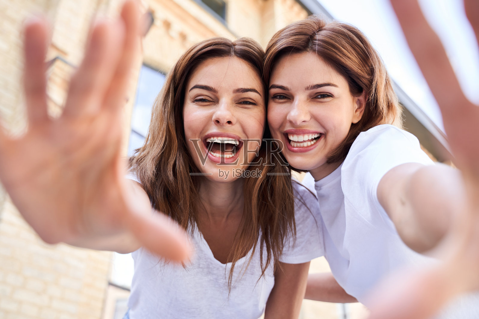 女孩花时间在一起照片摄影图片