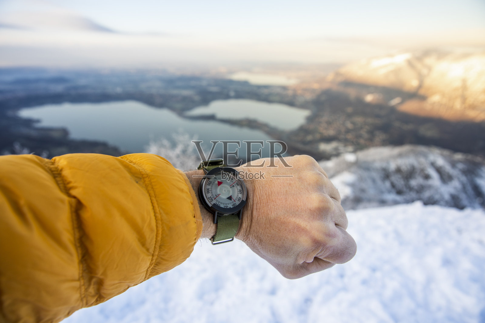 徒步者用指南针手表寻找方向照片摄影图片