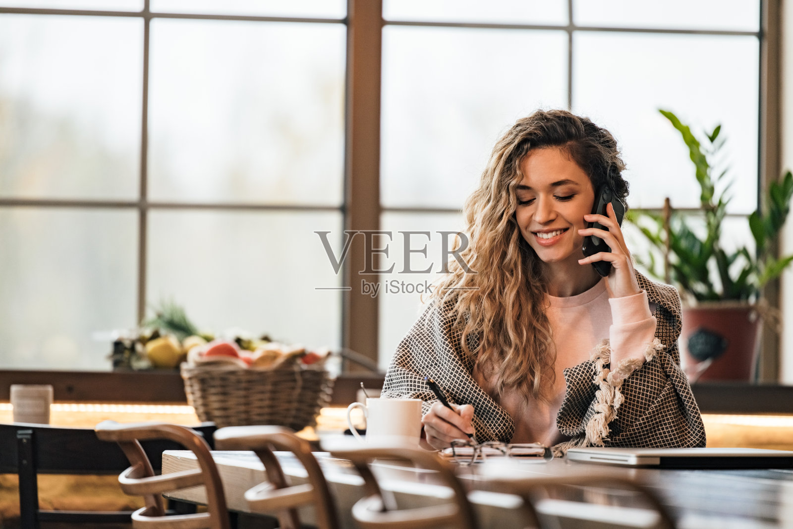 背景有窗户，内饰不错。照片摄影图片