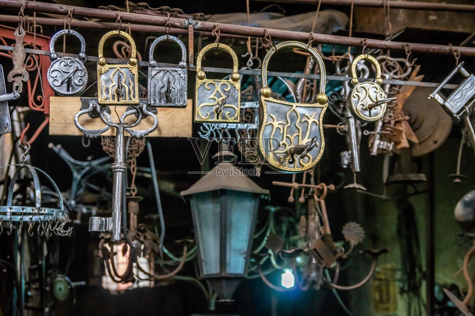 装饰门环，锁，门闩，钥匙，马拉喀什市场，摩洛哥照片摄影图片