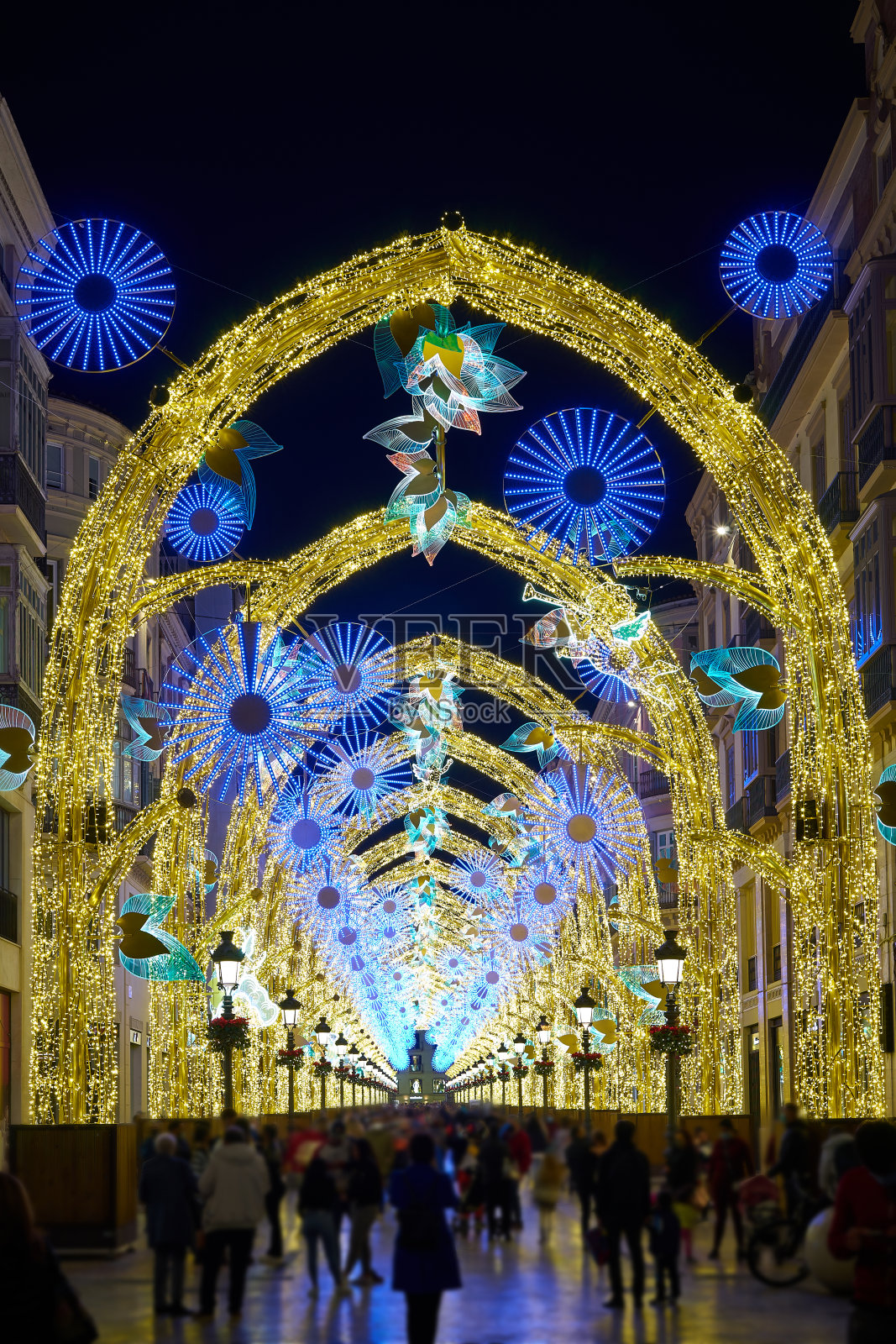 西班牙马六甲市日落时的圣诞装饰照片摄影图片