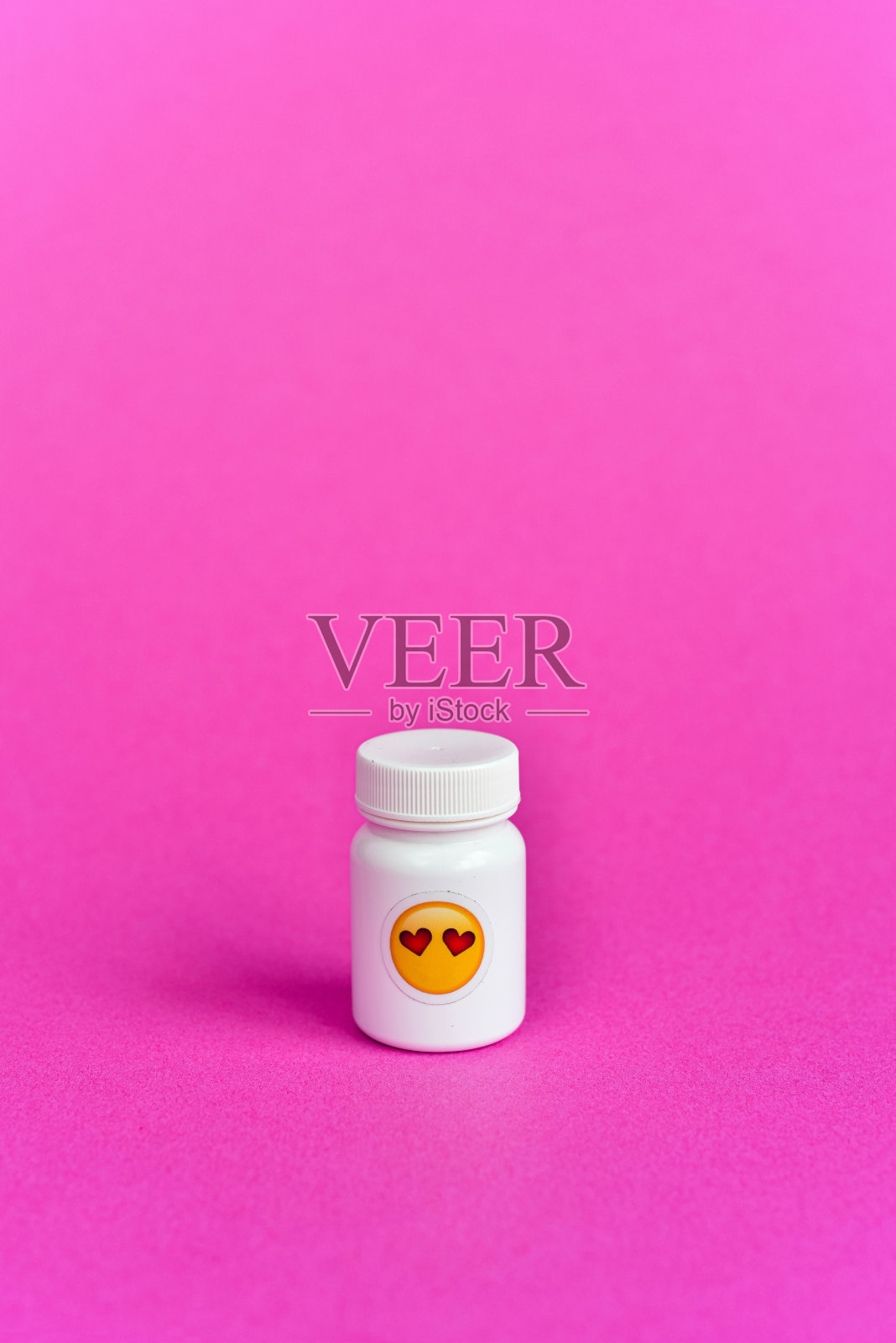 爱情药丸藏在瓶子里照片摄影图片