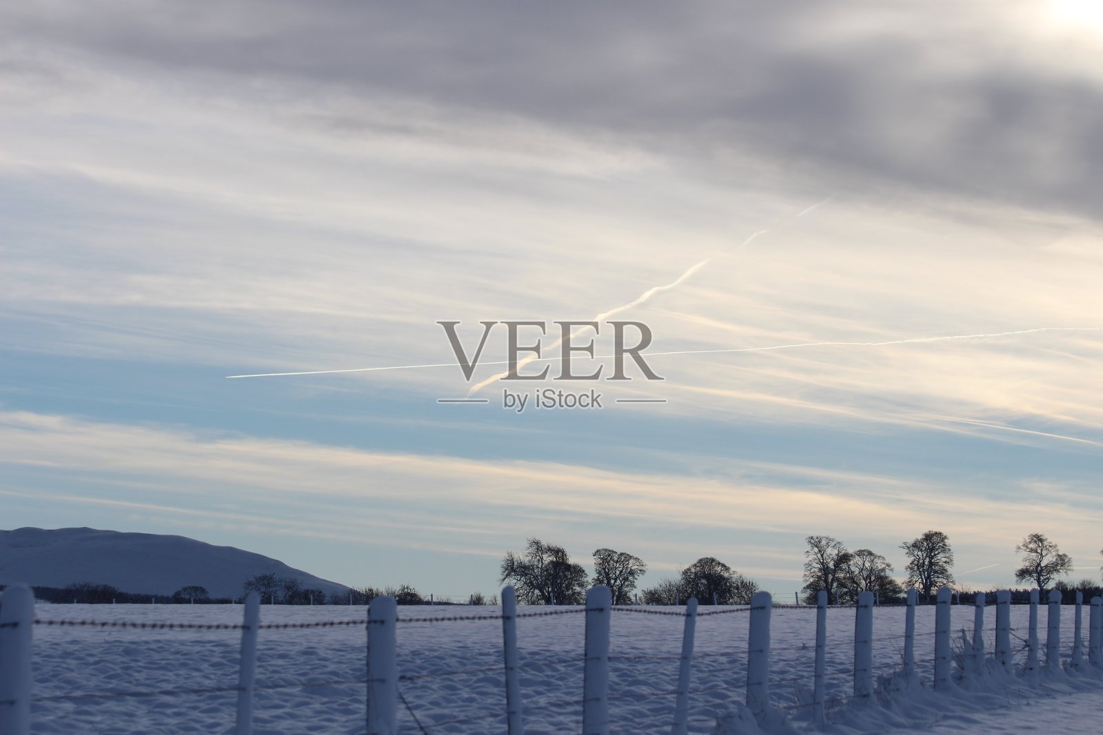 飞机在空中飞过，苏格兰国旗照片摄影图片