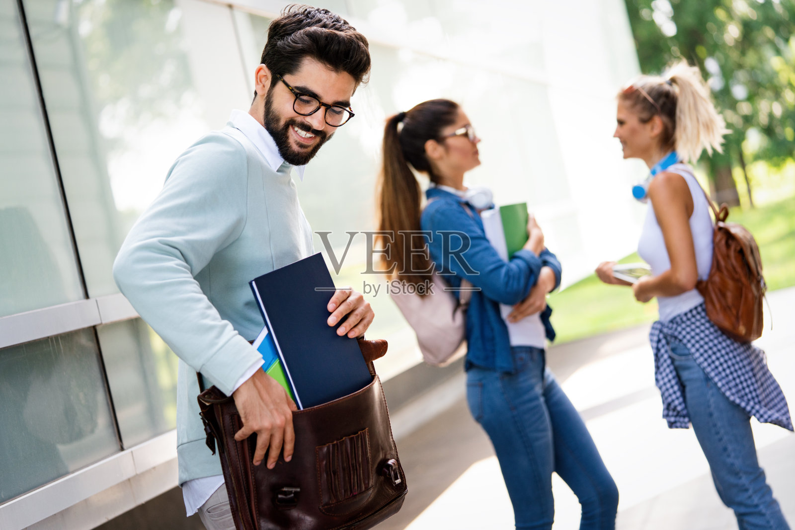 一群快乐的学生在门外学习，一起准备考试照片摄影图片