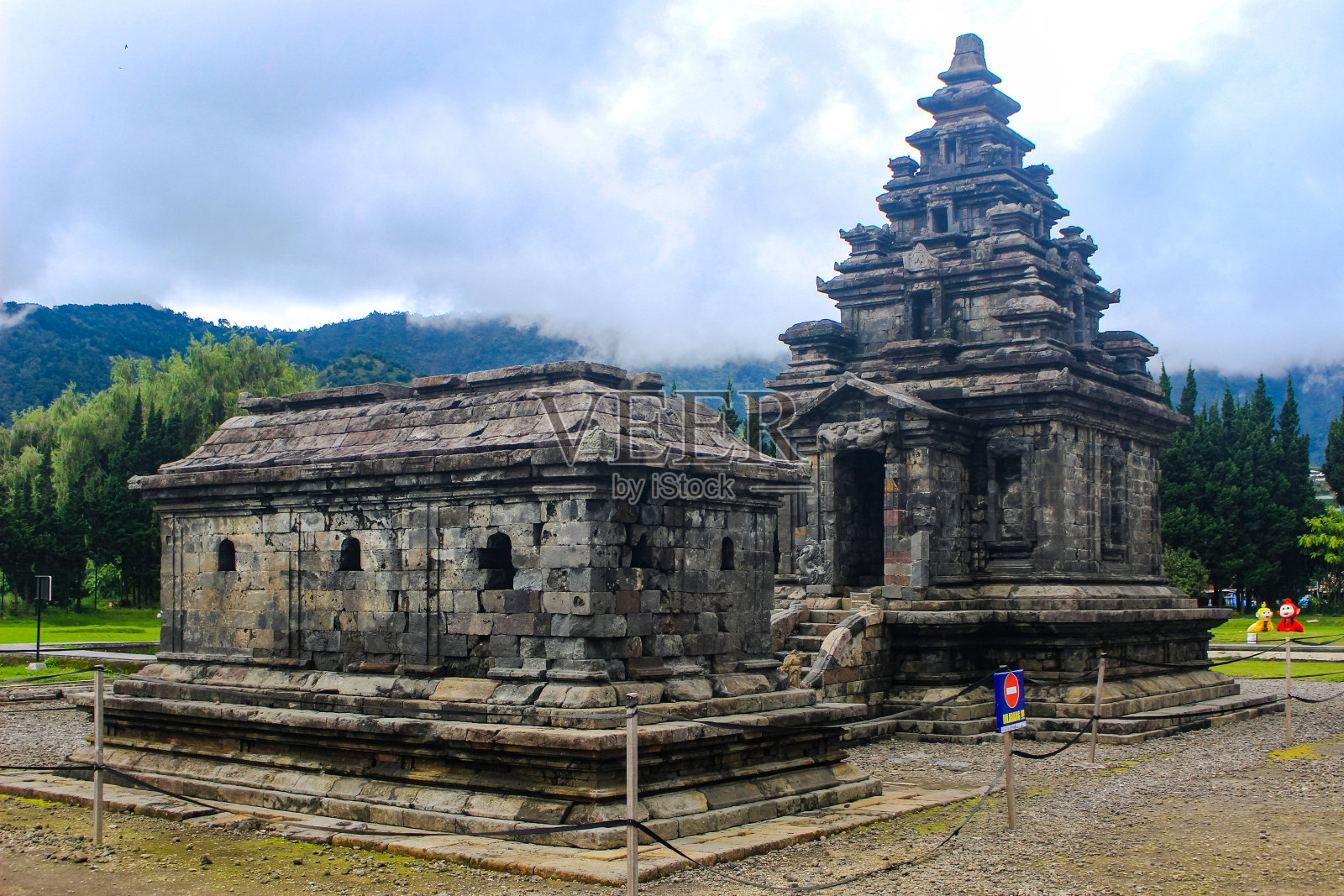 Dieng寺群中的Arjuna和Semar庙。迪昂,印度尼西亚。照片摄影图片