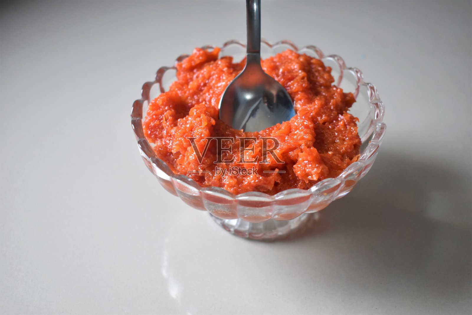 Gajar ka halwa是一种来自印度的胡萝卜为主的甜点布丁照片摄影图片