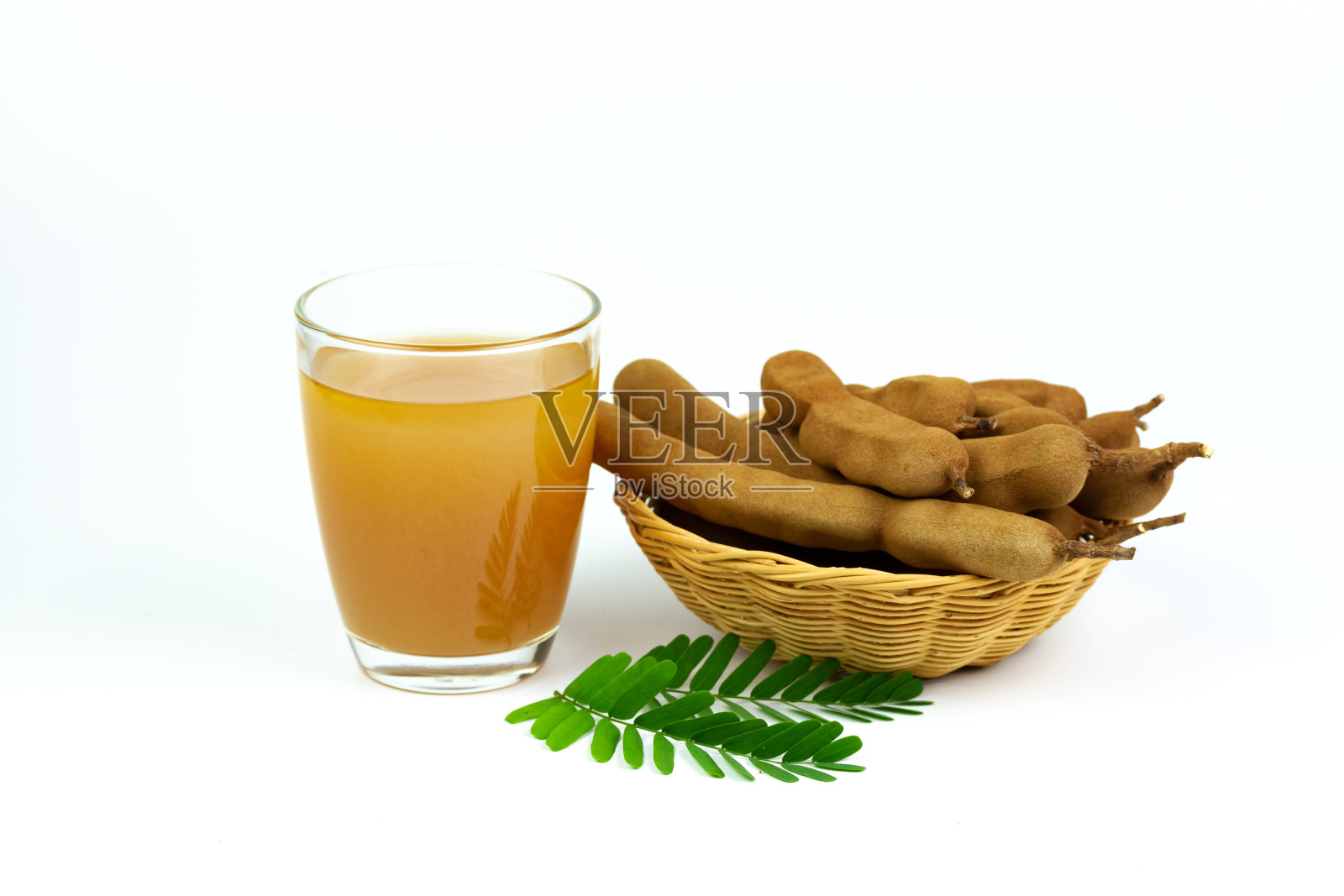 罗望子汁在玻璃隔离在白色背景照片摄影图片