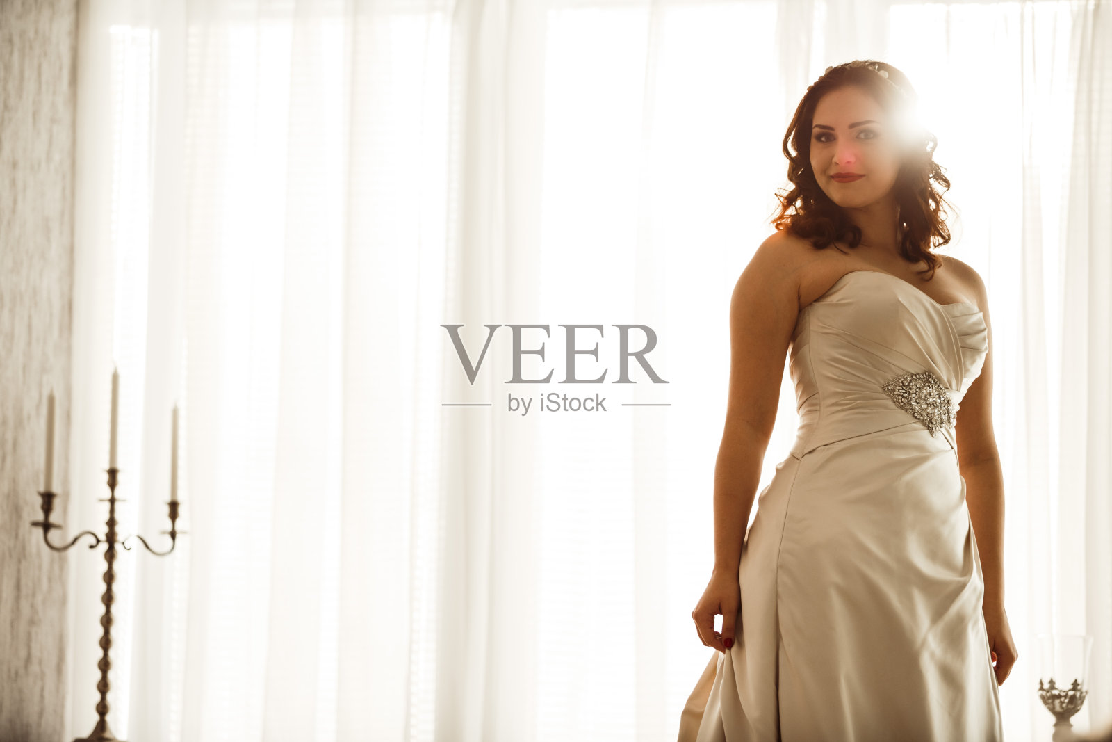 幸福的新娘穿着绸缎婚纱对着镜头微笑照片摄影图片