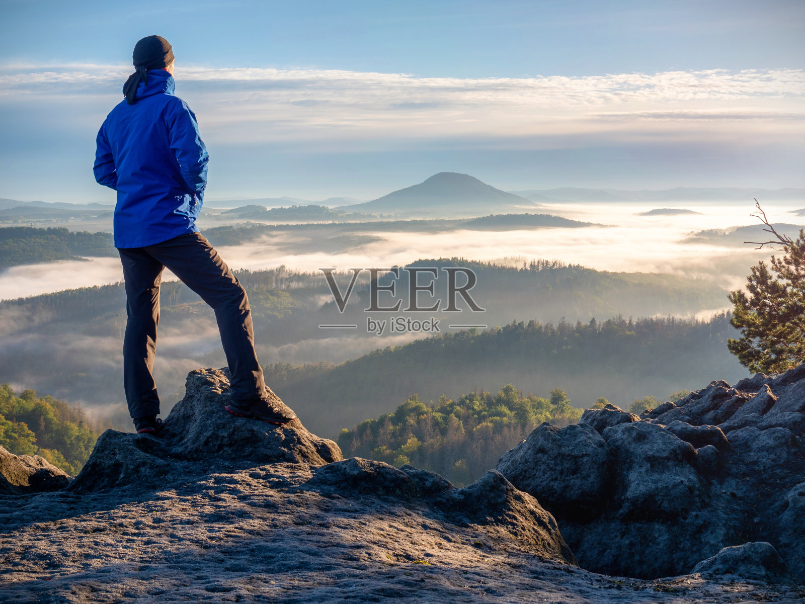徒步旅行在日出。在日落的山上徒步旅行的人照片摄影图片