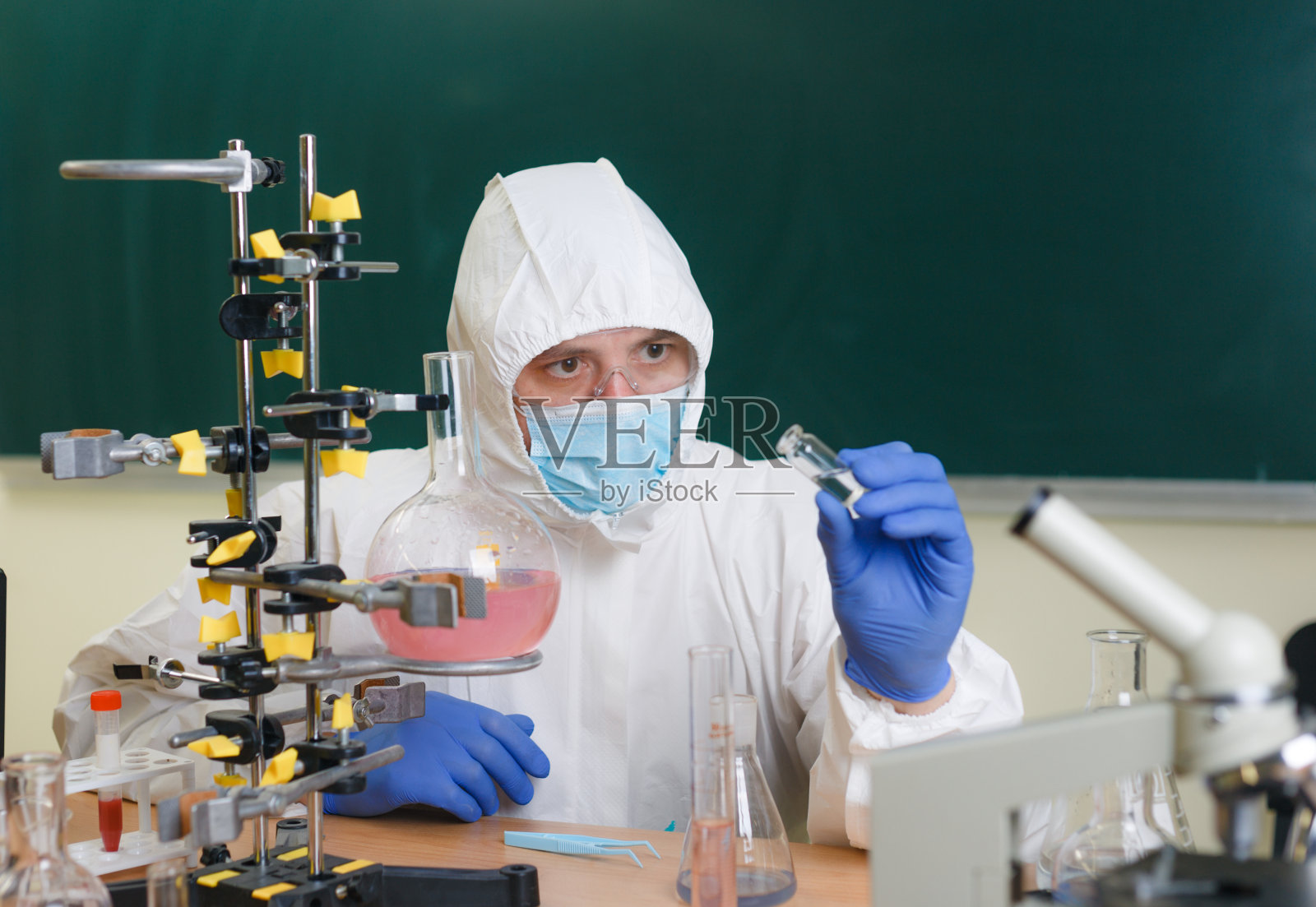 一名化学科学家在俄罗斯的秘密实验室里致力于研发诺维乔克化学武器照片摄影图片