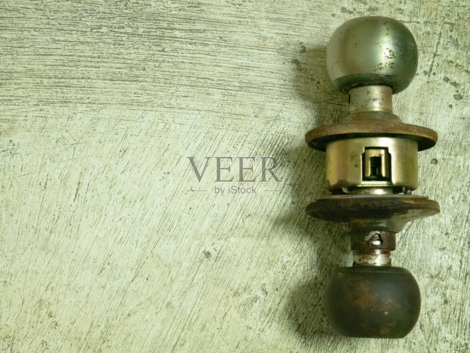 用于背景安全内容的生锈门把手。照片摄影图片