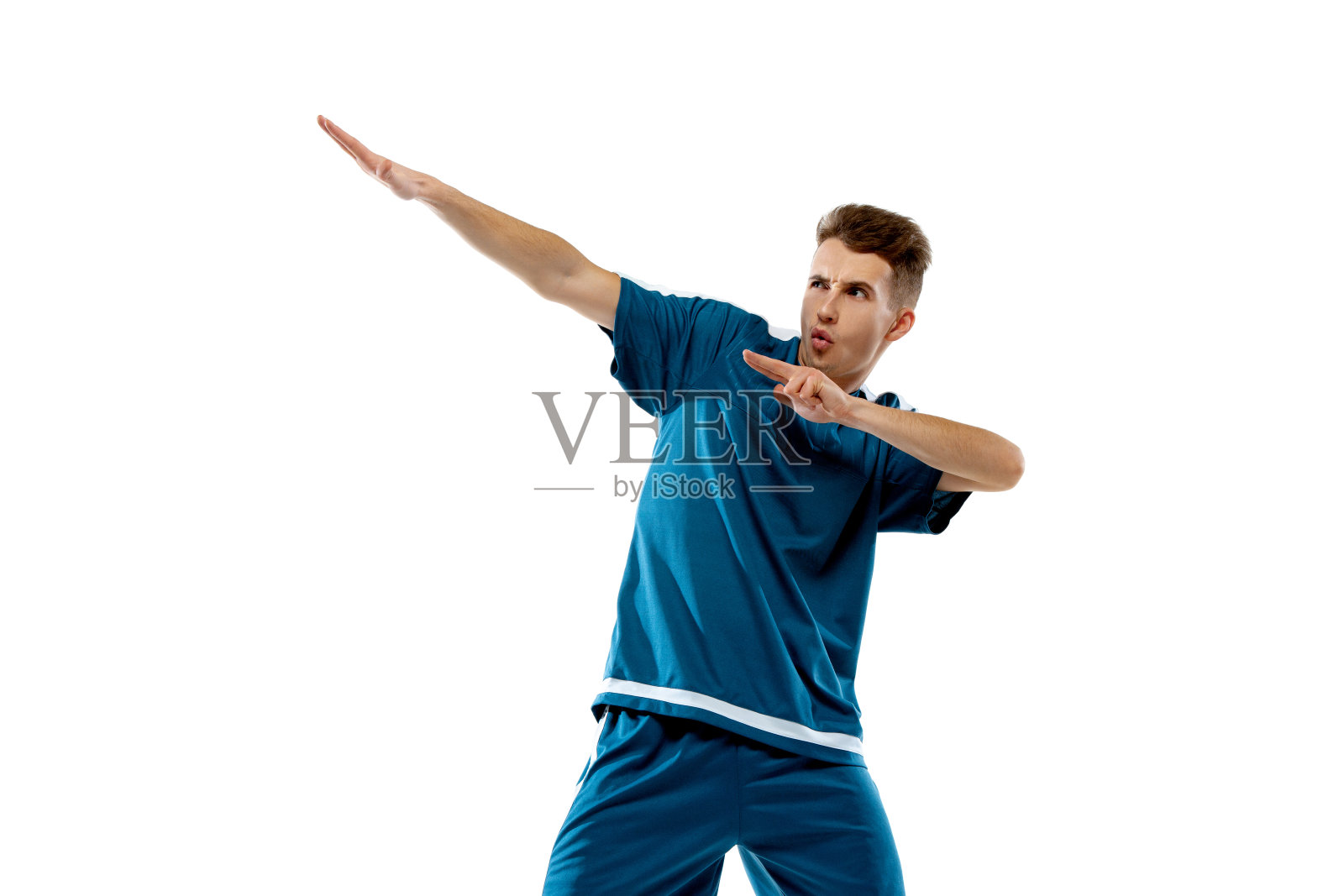 有趣的情绪职业足球运动员孤立在白色的工作室背景，兴奋的游戏照片摄影图片